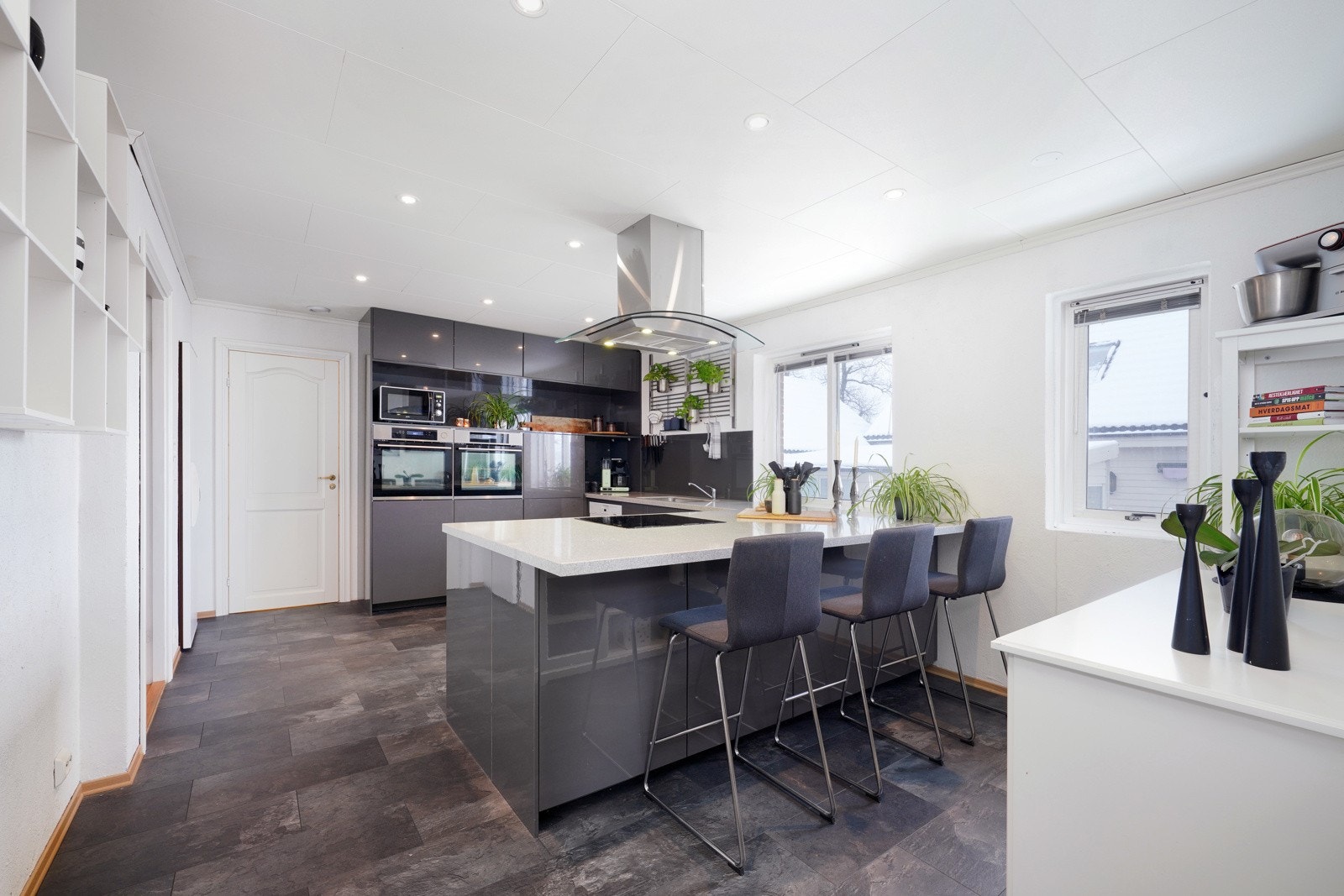 Steinplate, to komfyrer, induksjonstopp, kjølerom etc. Galleribilde