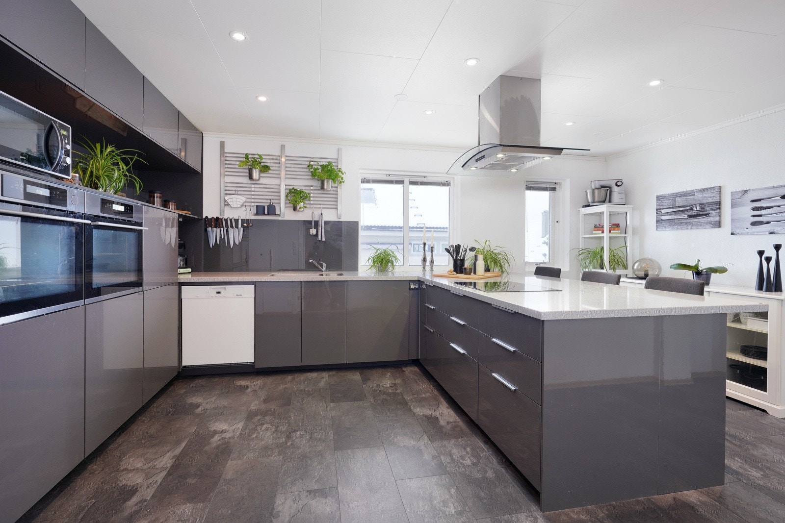 Varmekabler i gulv og stemningsfulle spotter i tak Galleribilde