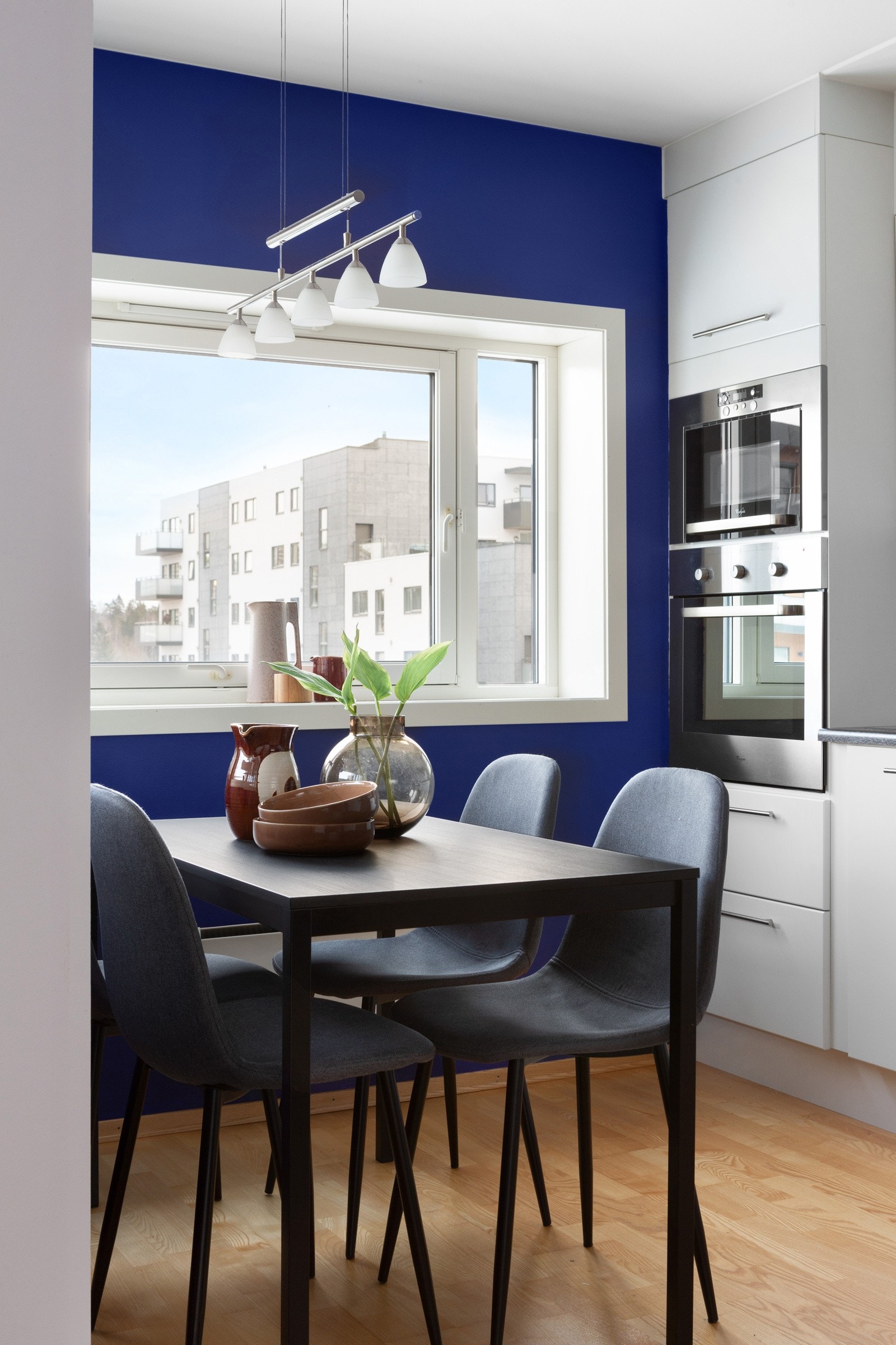 Svært praktisk kjøkken med plass til spisegruppe Galleribilde