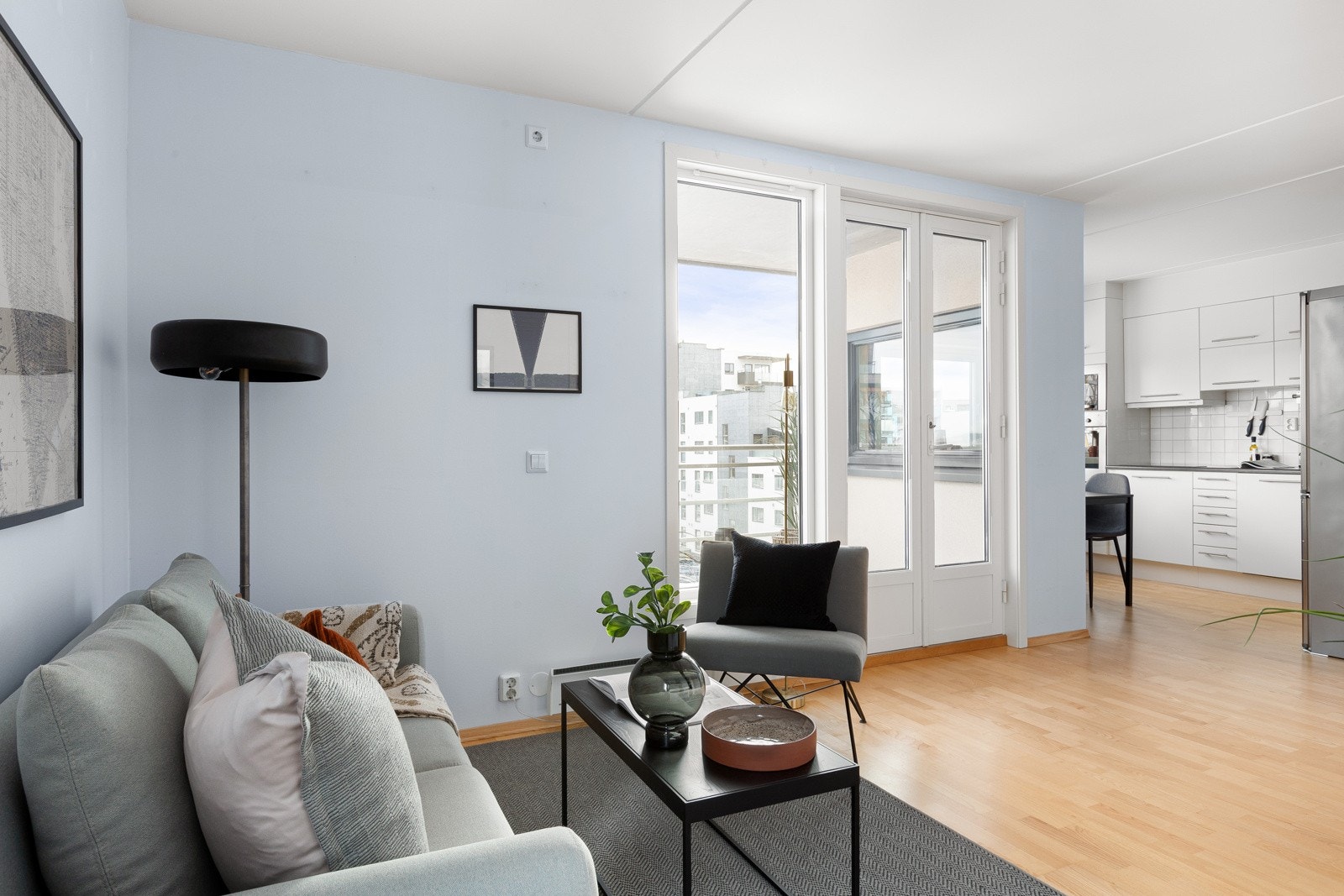 De store vinduene i leiligheten skaper en luftig og god atmosfære Galleribilde