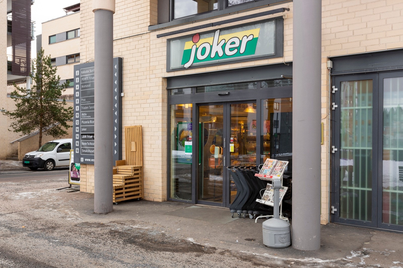 Søndagsåpen butikk i byggets underetasje Galleribilde