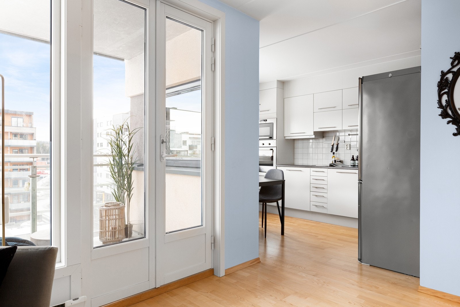 Kjøkkenet ligger i en delvis åpen løsning Galleribilde