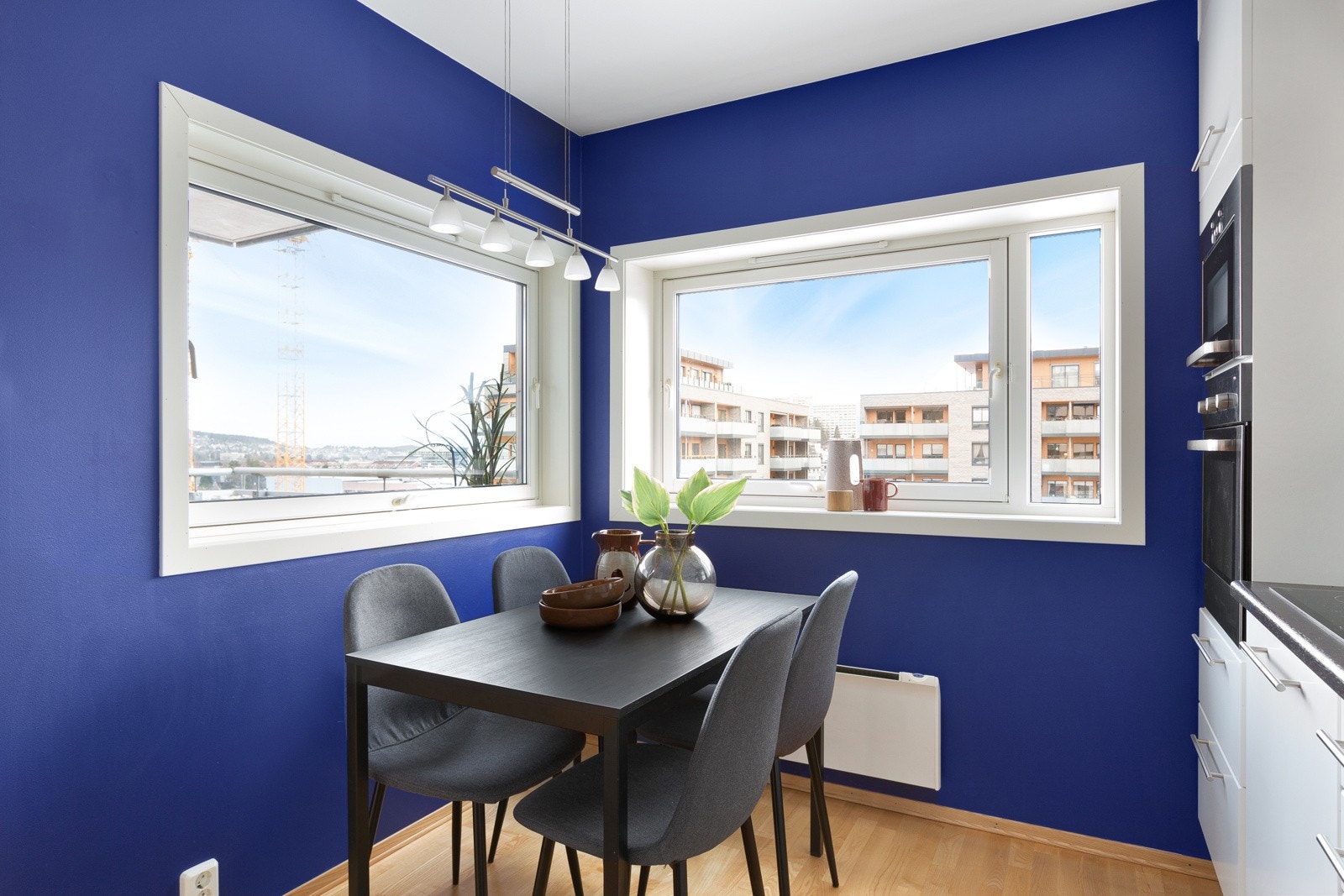 På kjøkkenet er det vinduer på to vegger Galleribilde