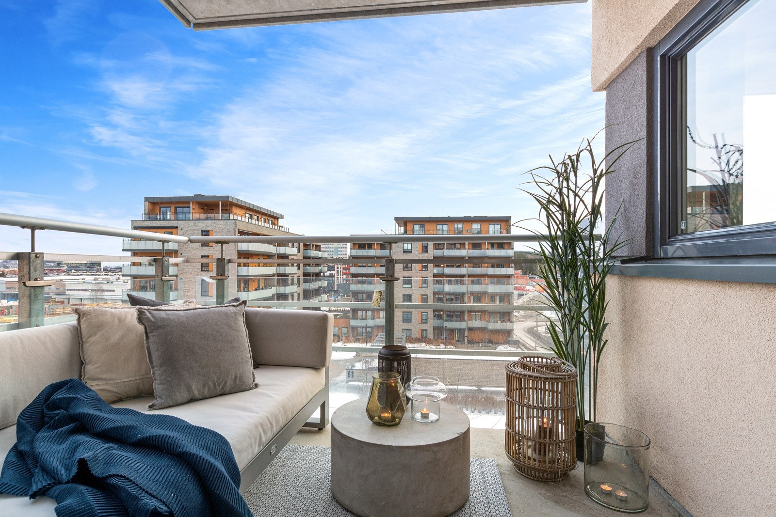 Takket være dobbeltdøren til balkongen blir denne en naturlig forlengelse av stuen om sommeren Galleribilde