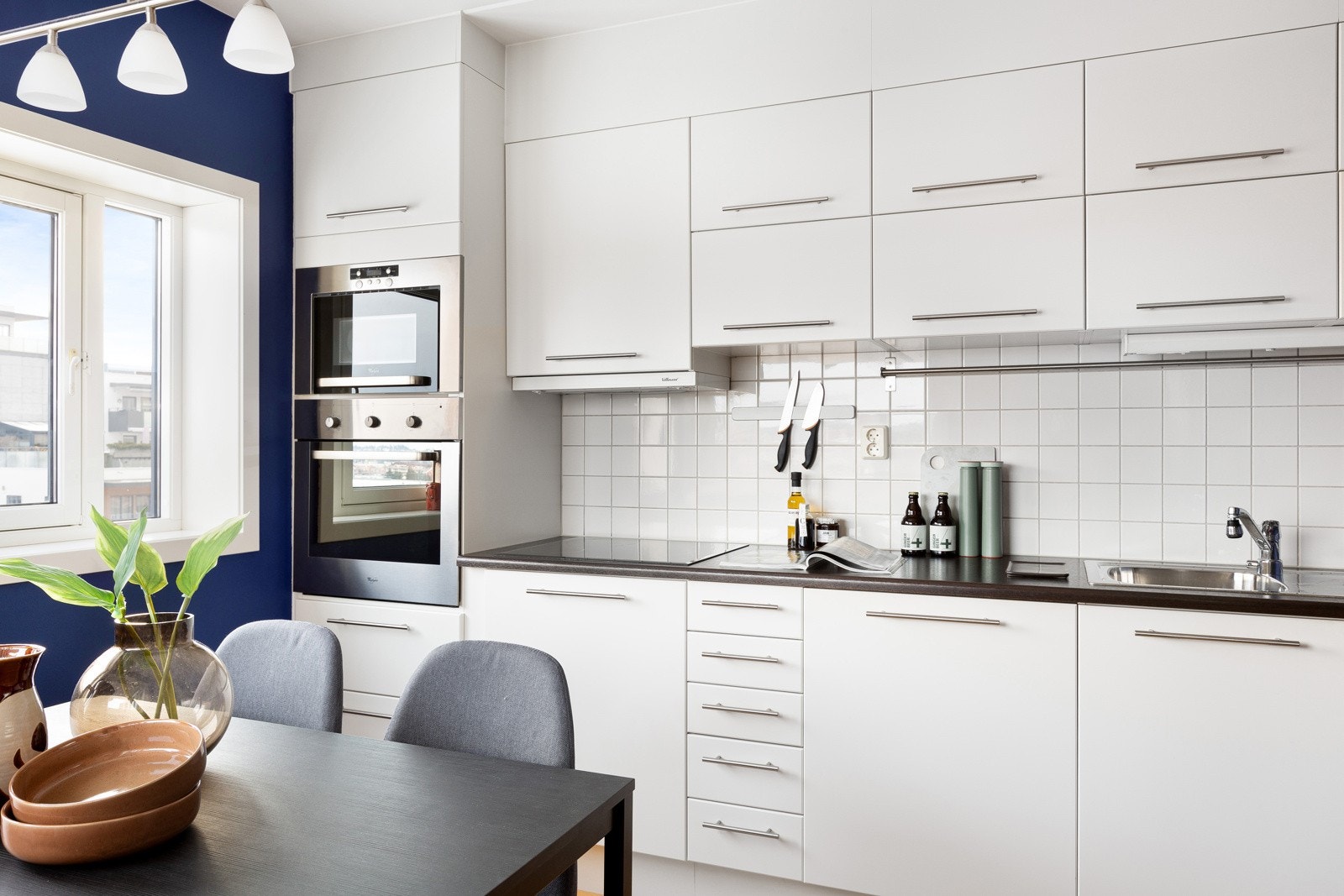 Vinduene skaper en lys og åpen følelse på kjøkkenet Galleribilde