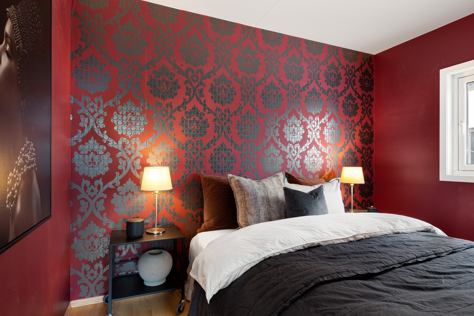 Soverommet har god plass til dobbeltseng og nattbord Galleribilde