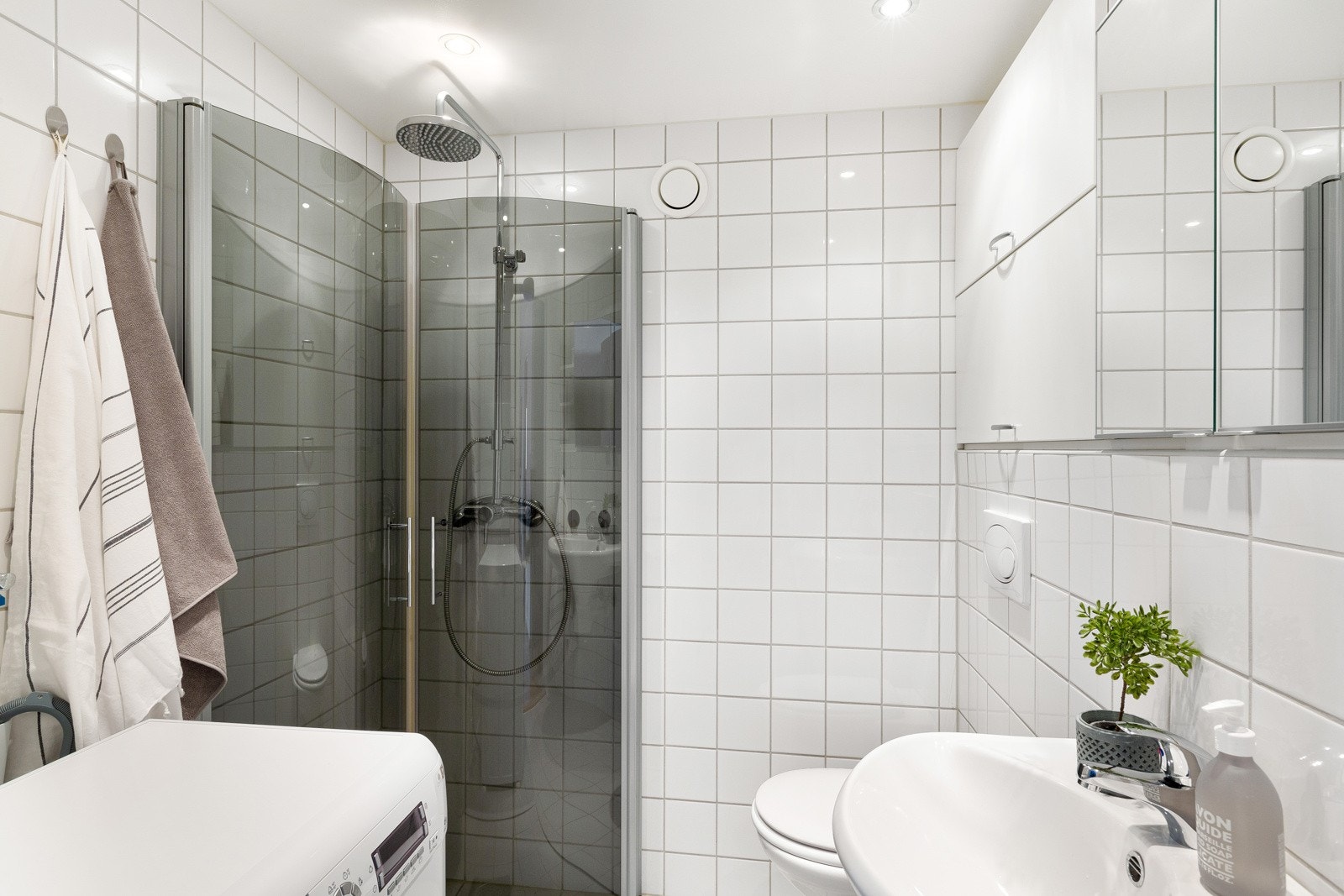 Badet har downlight, gulvvarme og oppkobling for vaskemaskin Galleribilde