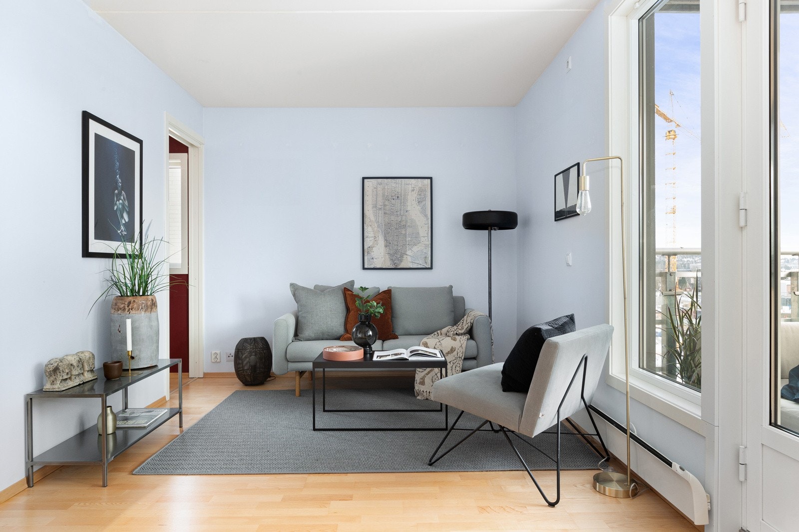 De naturlige sonene gjør at leiligheten er enkel å innrede Galleribilde