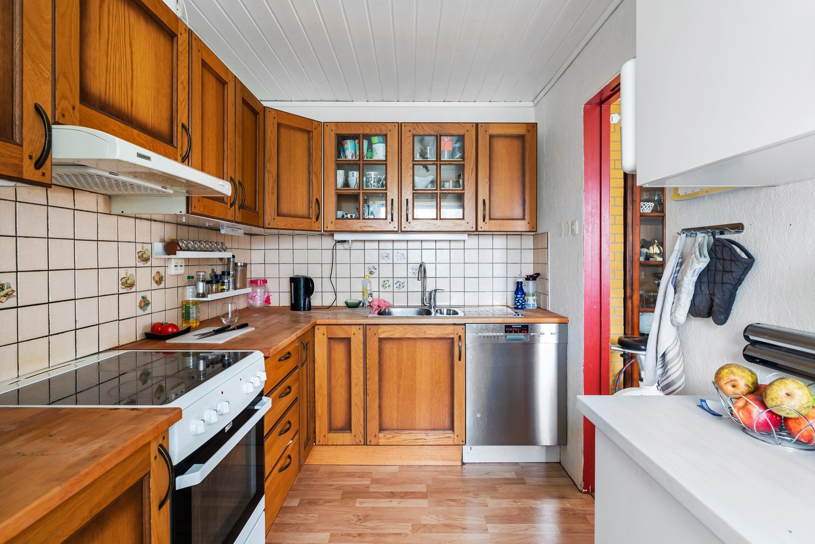 Kjøkken med god skap- og benkeplass. Galleribilde