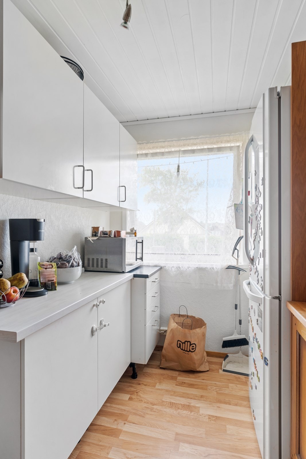 Kjøkken med god skap- og benkeplass. Galleribilde