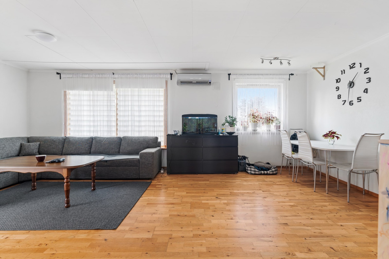 Stuen er av en fin størrelse som er enkel å innrede med flere sittegrupper Galleribilde