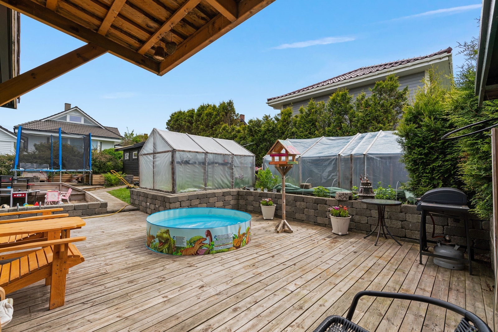 Boligen har et flott opparbeidet uteområde med flere plattinger Galleribilde