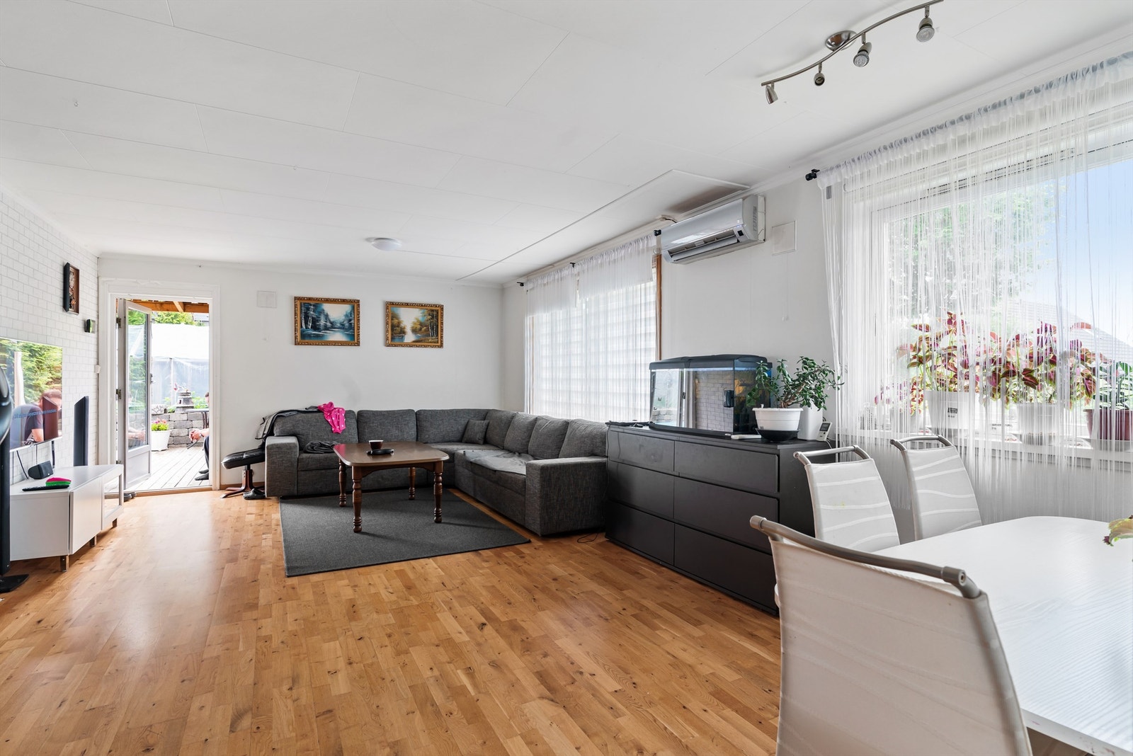 Stue - Lys og pen stue med 3-stavs parkett - Varmepumpe Galleribilde