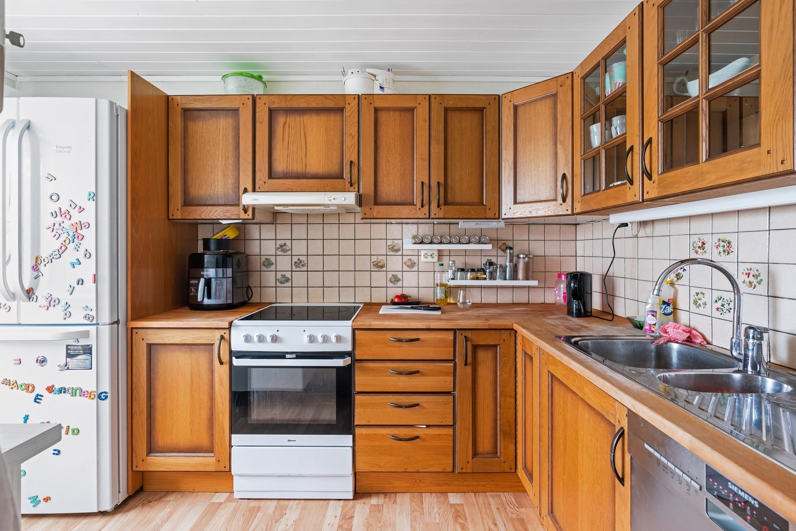 Kjøkken med god skap- og benkeplass. Galleribilde