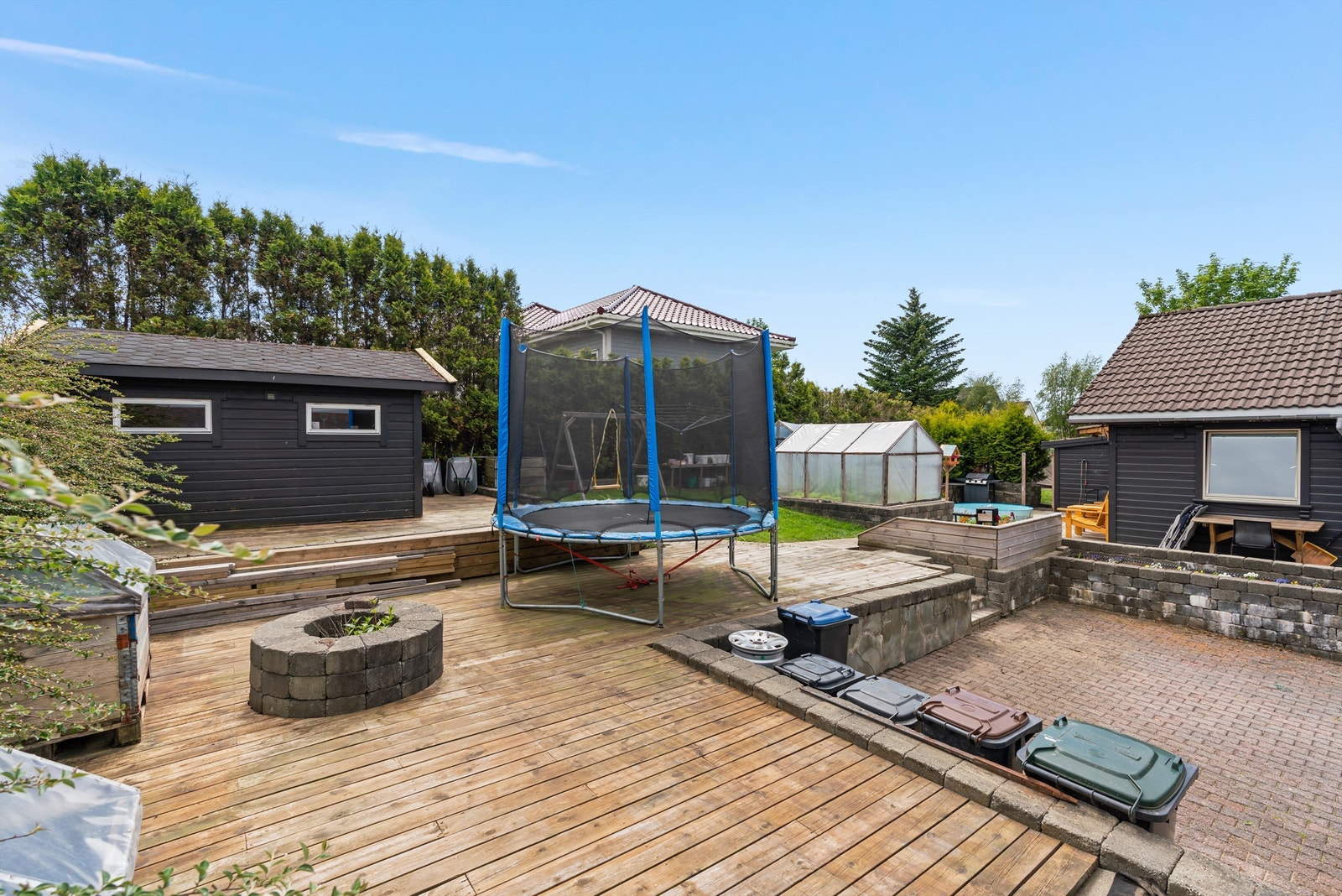 Boligen har et kjekt uteområde med flere plattinger Galleribilde