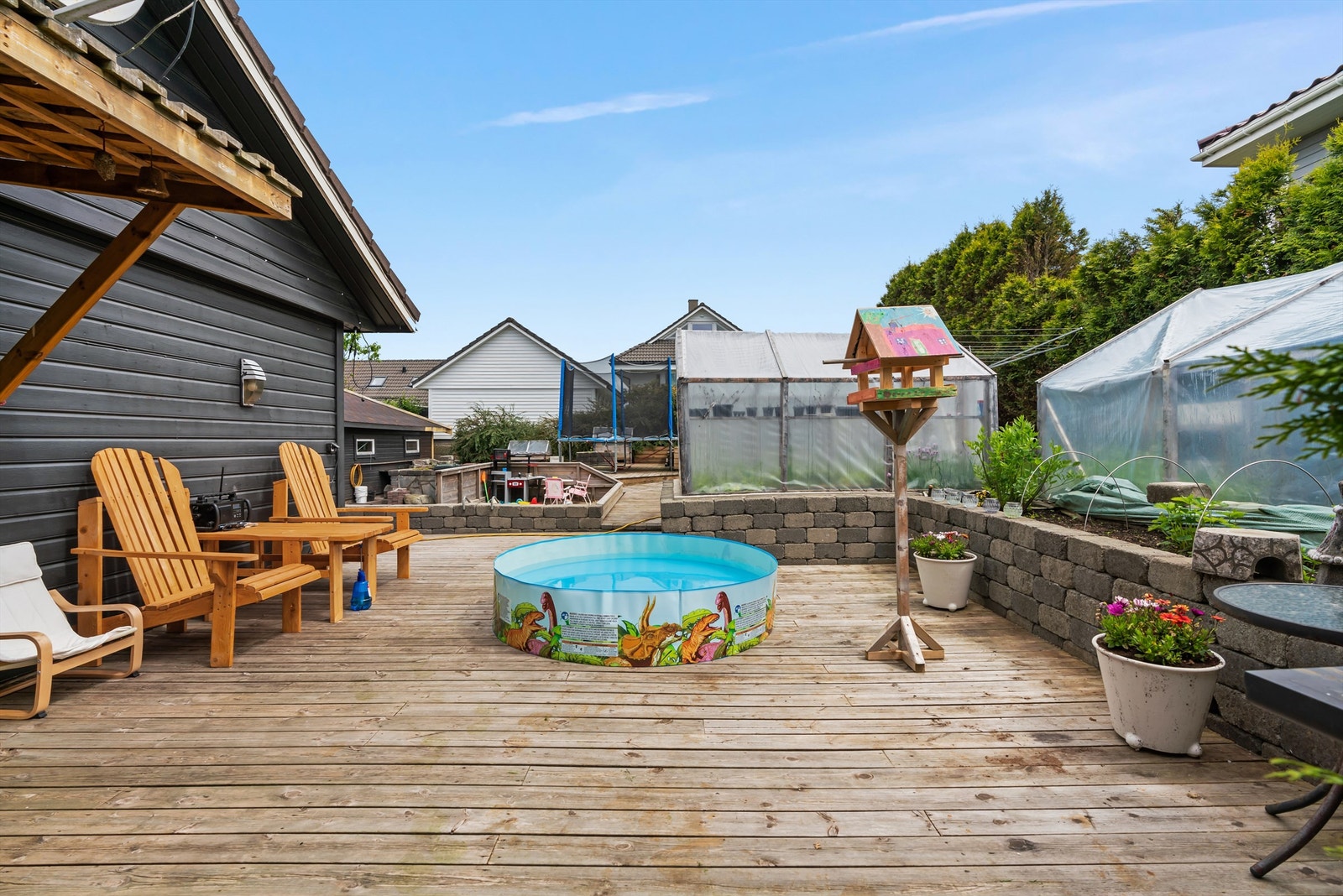 Boligen har et flott opparbeidet uteområde med flere plattinger Galleribilde