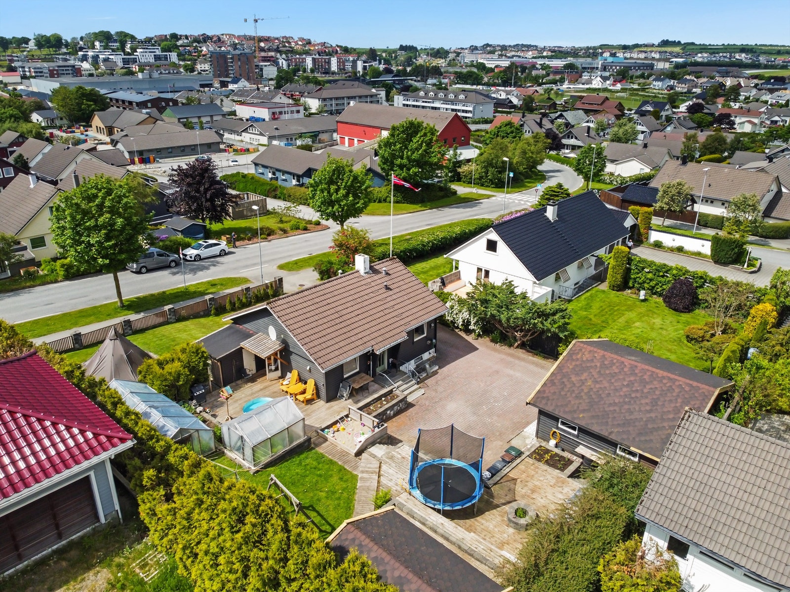 Boligen ligger flott til med kort avstand til det meste enn skulle trenge i hverdagen Galleribilde