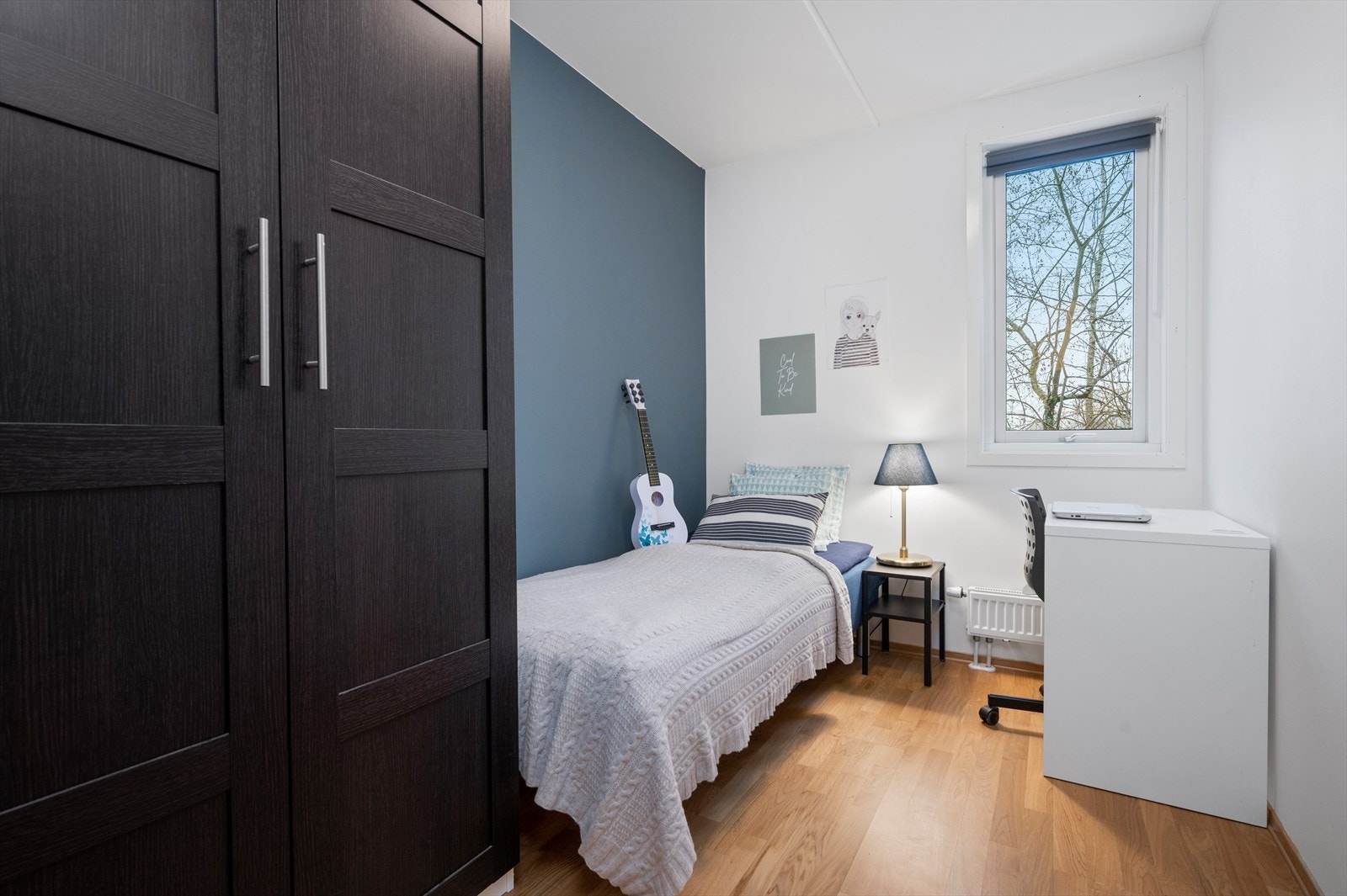 Soverom 2 har lagringsplass i et medfølgende garderobeskap. Galleribilde