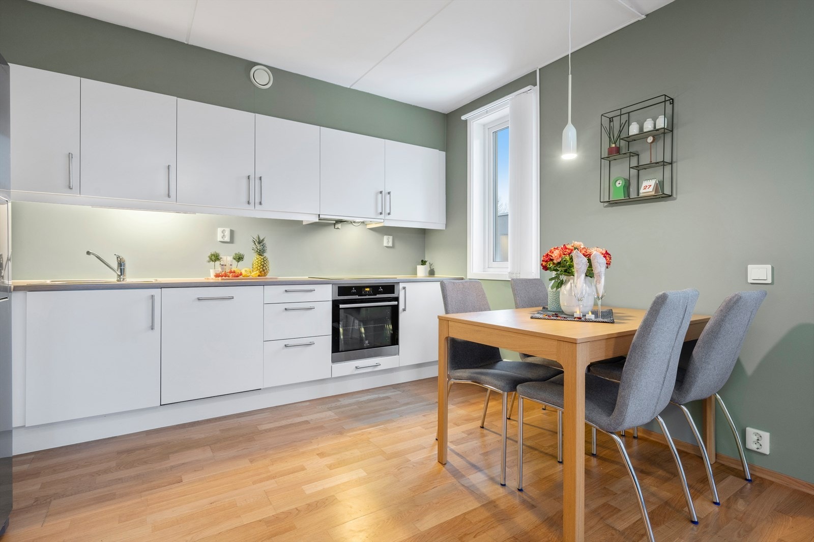 Kjøkkenet har en lys innredning og integrerte hvitevarer som oppvaskmaskin, stekeovn og koketopp. Galleribilde