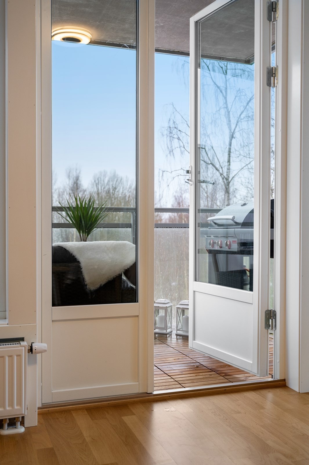 Utgang fra stuen til solrik balkong på 8 kvm. Galleribilde