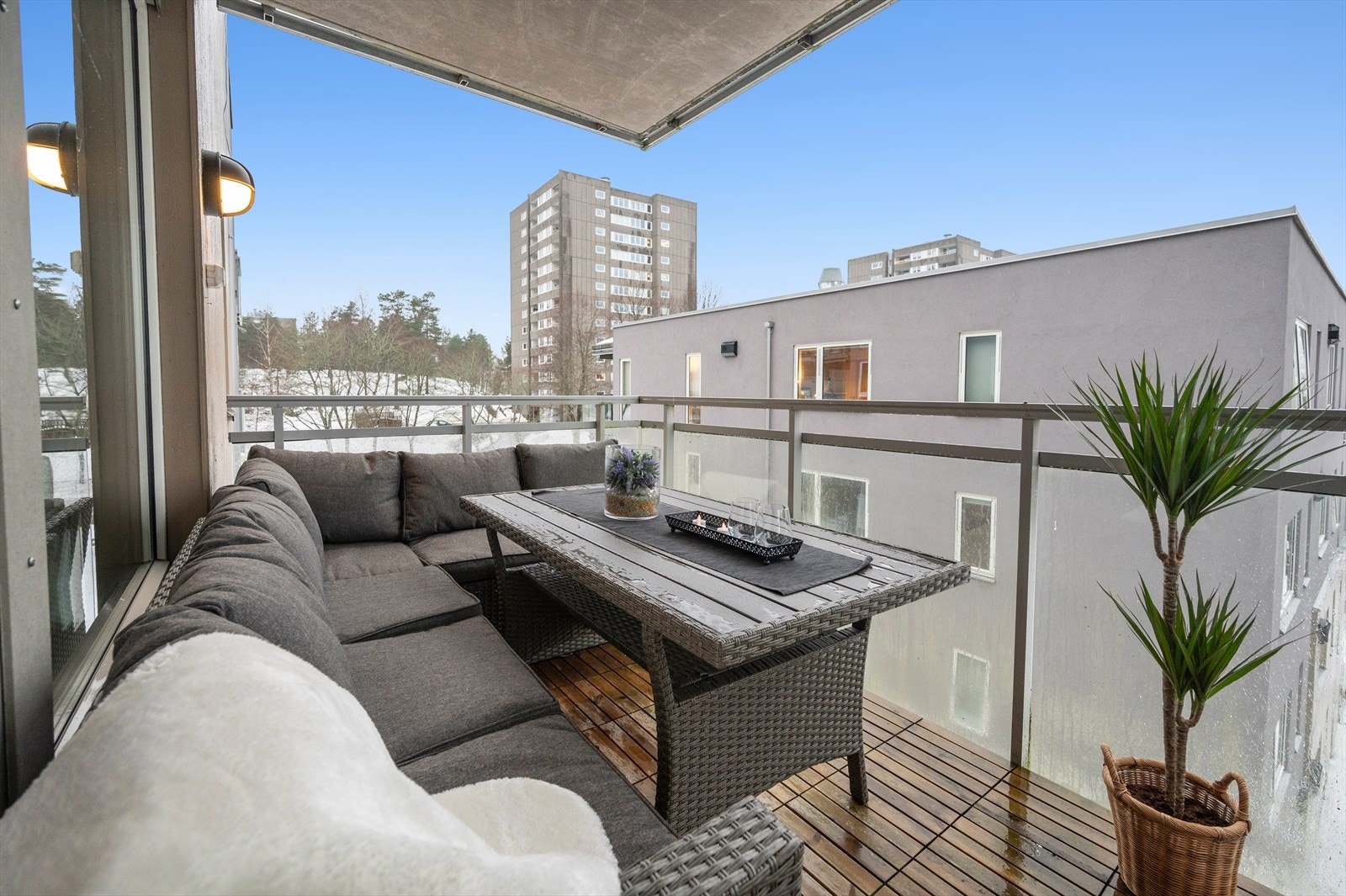 Balkongen er overbygd, og man sitter lunt og relativt skjermet. Galleribilde