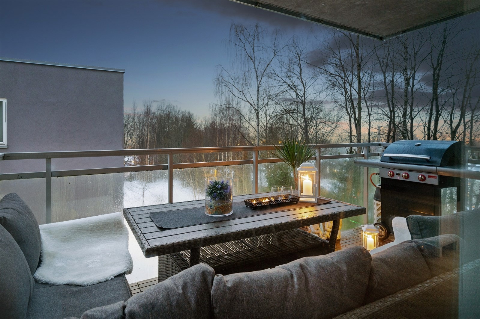 Balkongen har god plass til utemøbler og grilling (elektrisk/gass) er tillatt. Galleribilde