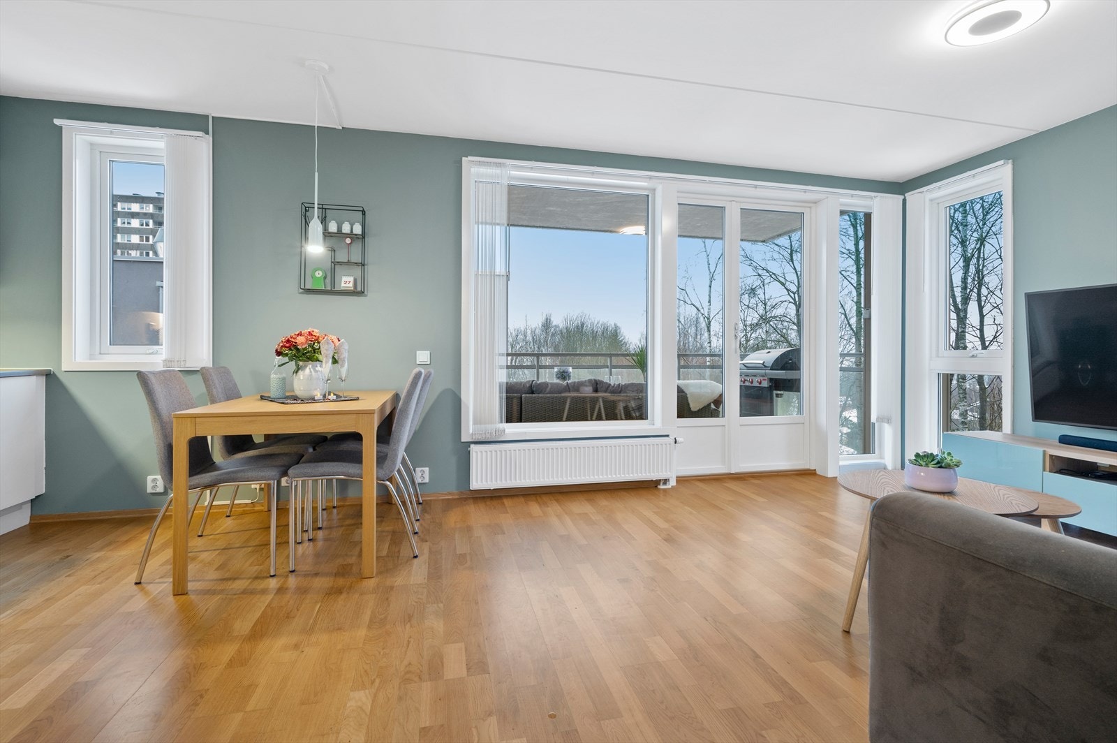 Stuen/kjøkkenet er et sosialt rom og boligens naturlige samlingspunkt. Galleribilde