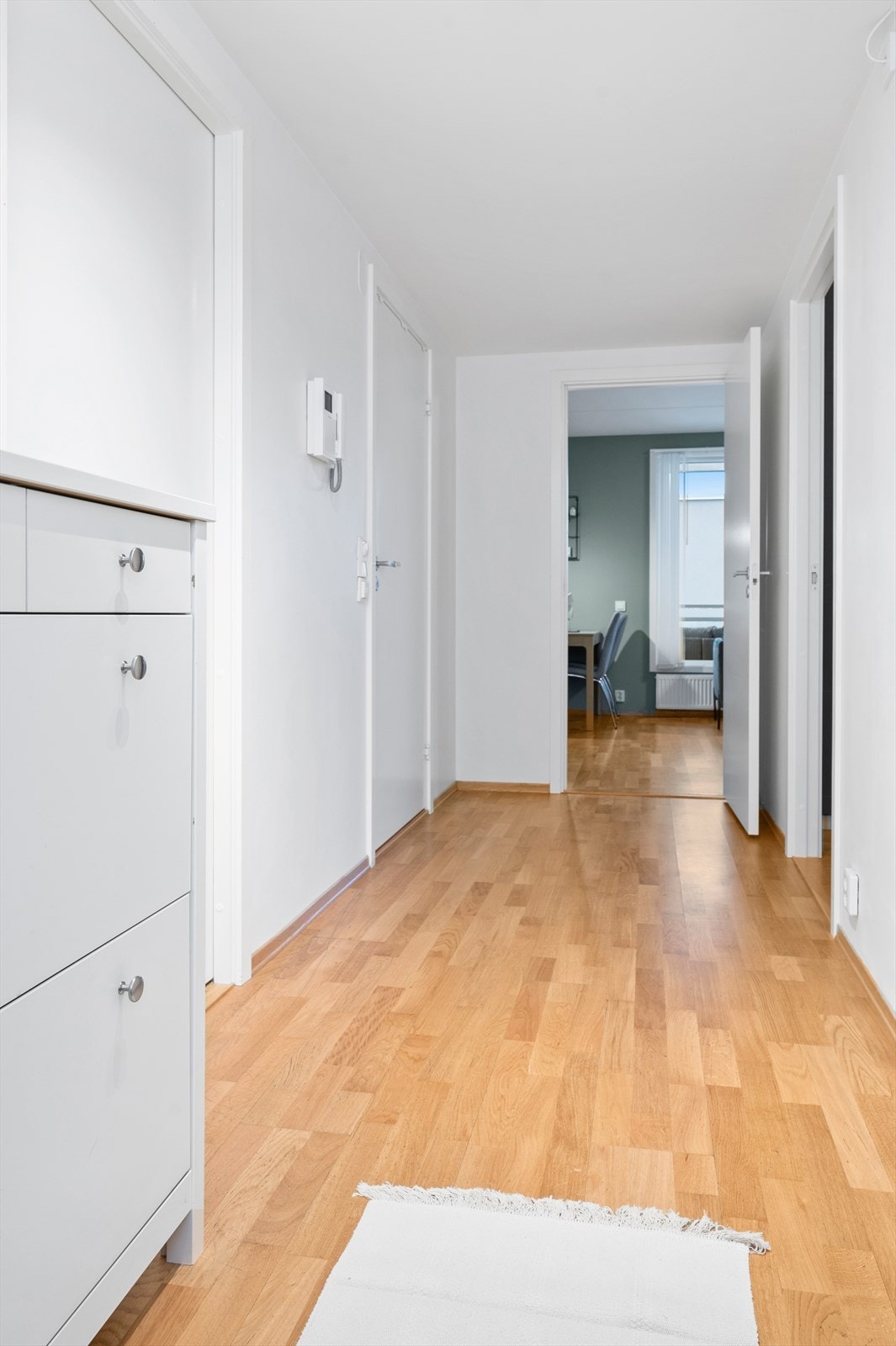 Man ønskes velkommen i en lys entré med plass til å henge fra seg ytterklær. Galleribilde