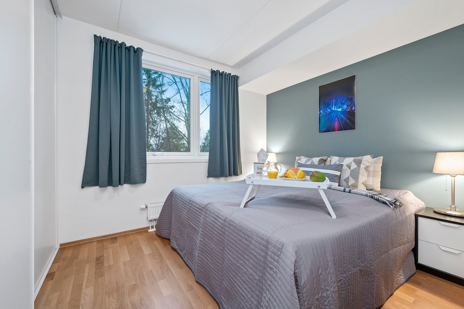 Leilighetens hovedsoverom har god plass til stor seng og tilhørende nattbord på begge sider. Galleribilde