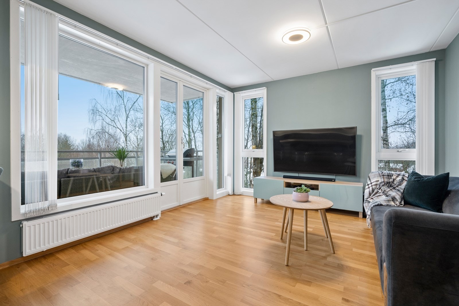 I og med at leiligheten ligger i byggets 4. etasje, har man usjenert utsyn. Galleribilde