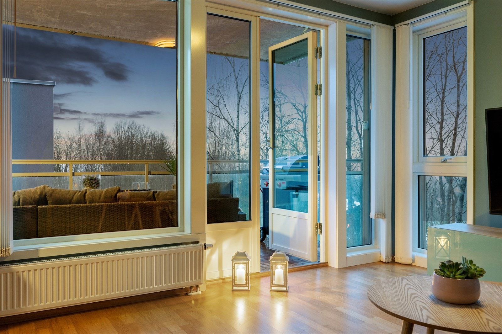 Mye lysinnslipp i stuen skaper en luftig atmosfære. Galleribilde