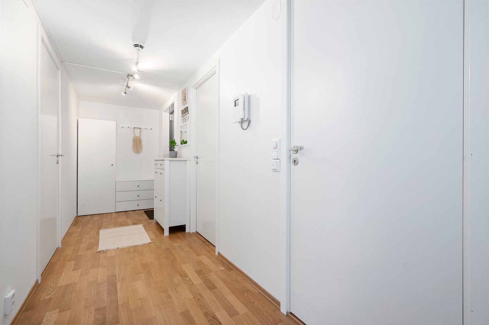 Leiligheten er tilknyttet felles callinganlegg med automatisk åpner. Galleribilde