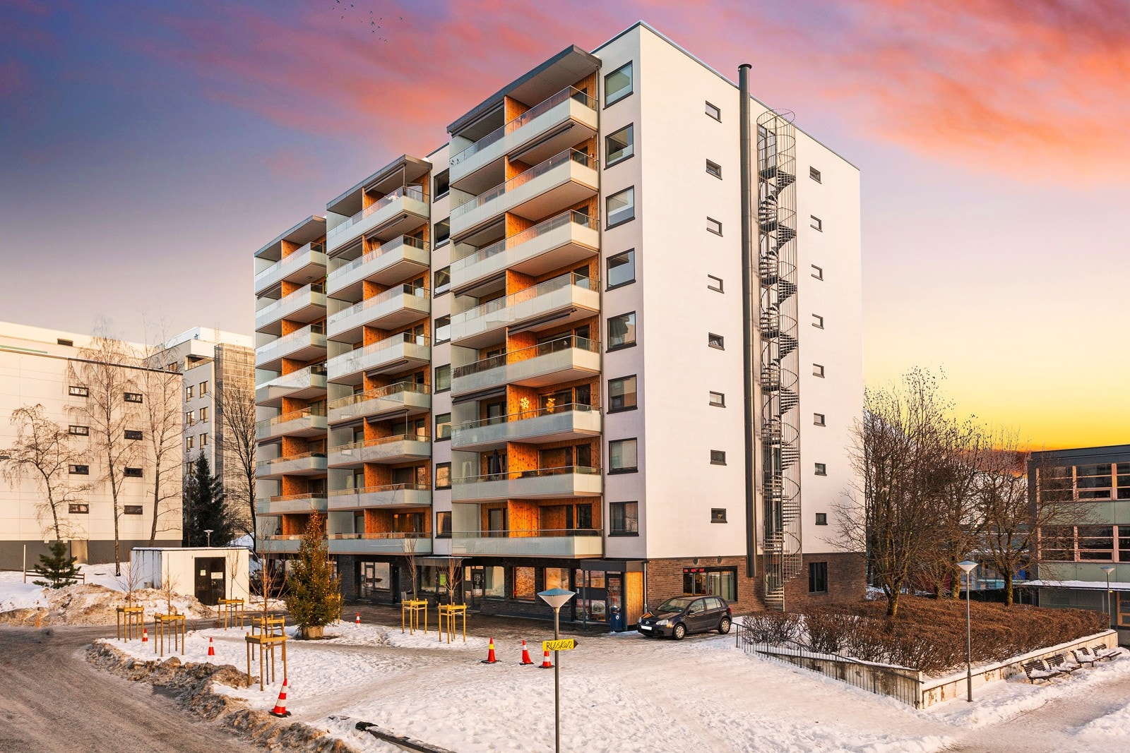 Sentral beliggenhet i et hyggelig og populært boligområde - nordvest for sentrum ved foten av Holmenkollen. Her har du kort vei til både marka og byen Galleribilde