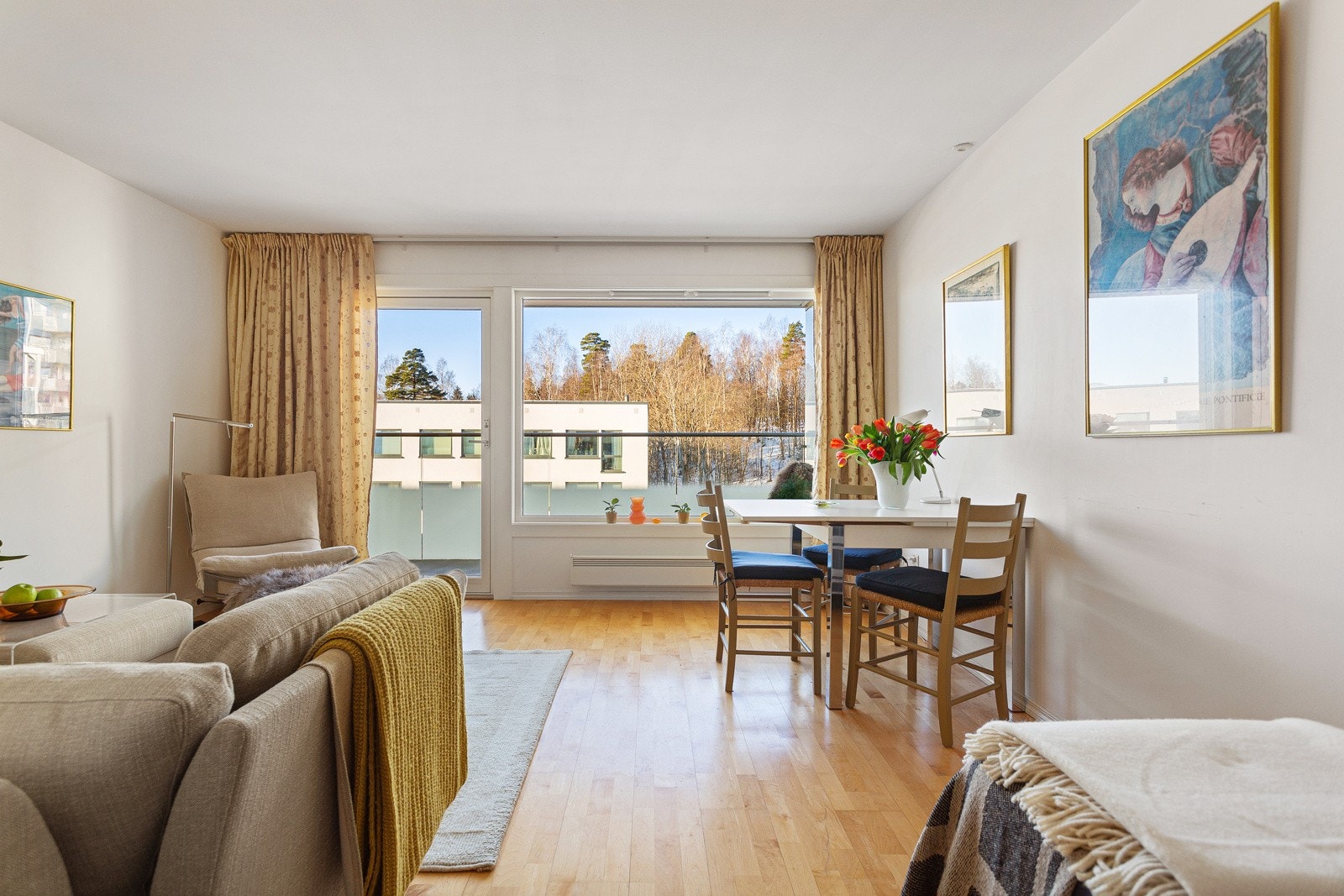 Leilighetens stue/soverom er romslig med store vindusflater som slipper inn rikelig med sollys Galleribilde