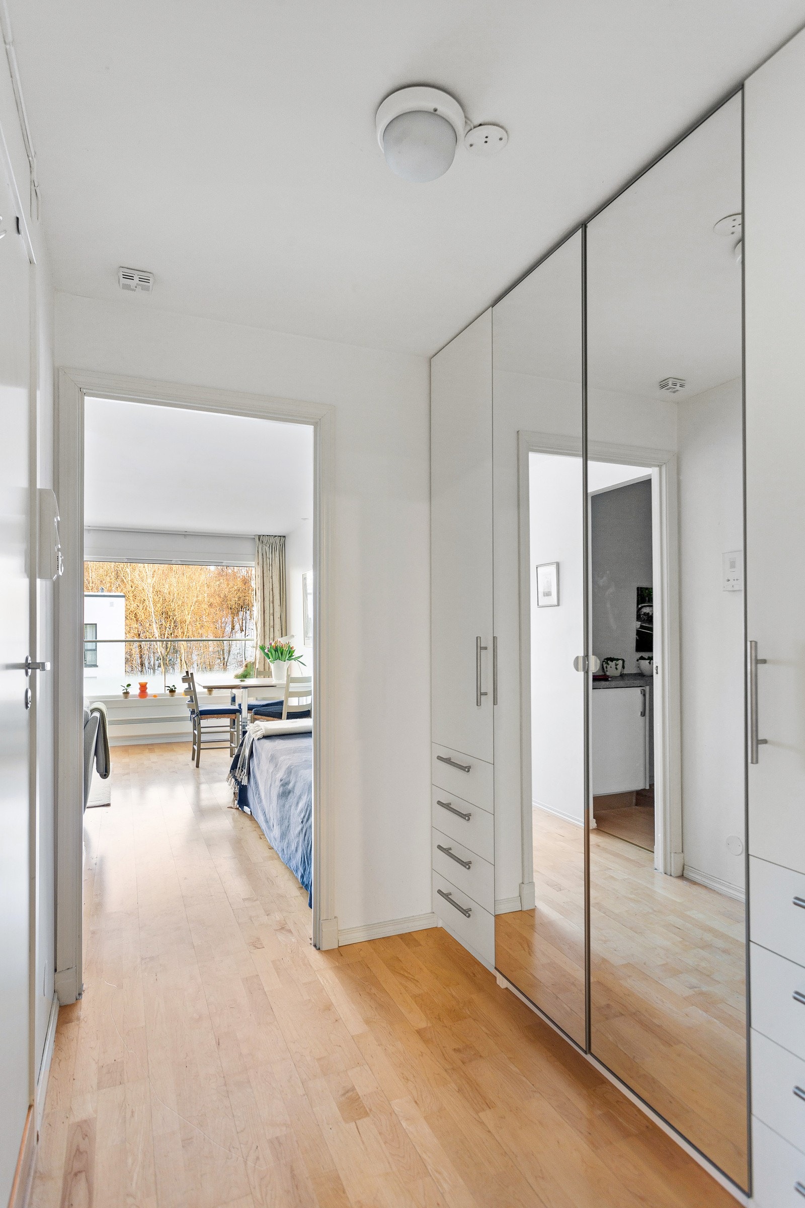 Leiligheten ligger i fjerde etasje og det er både trappe- og heisadkomst samt utvendig brann/rømningstrapp på blokkens sydvegg Galleribilde