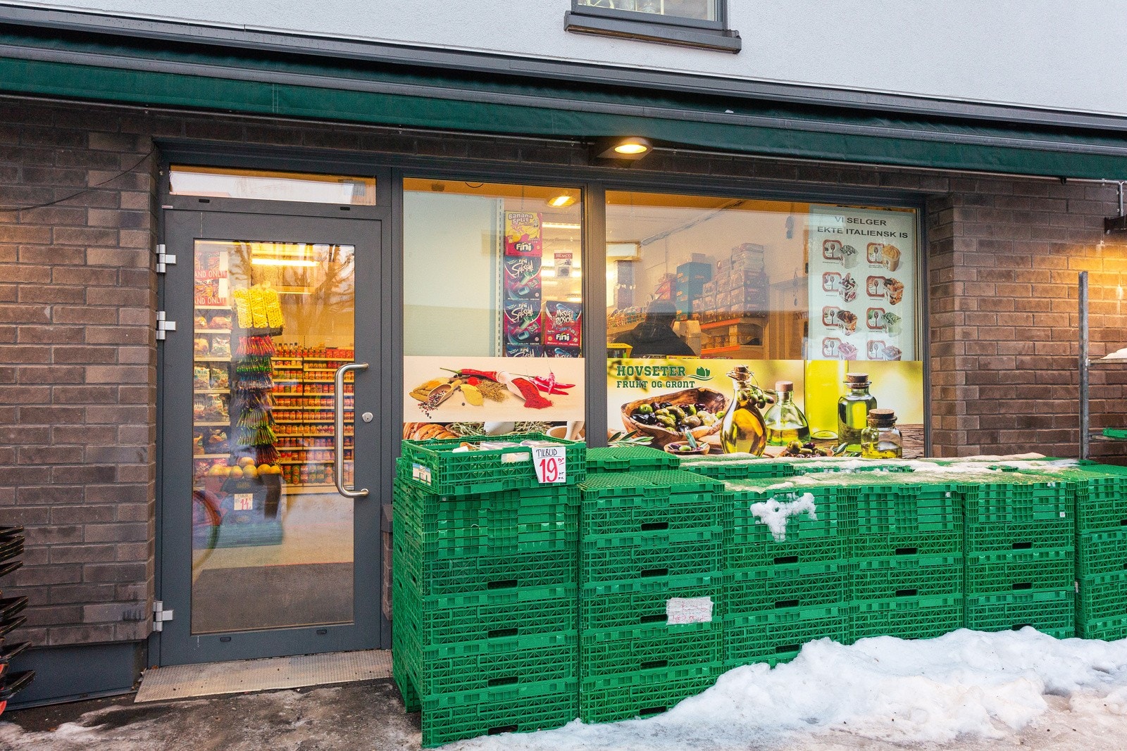 Du har Rema 1000, Hovseter frukt og grønt og Hovseter Pizza &grillhouse rett utenfor Galleribilde