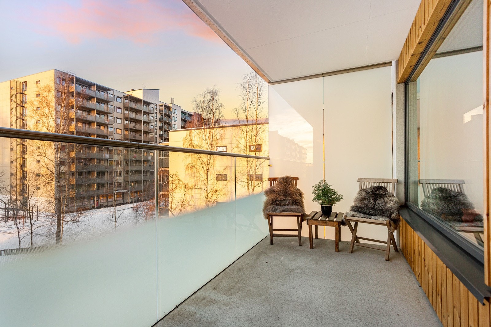 Balkongen ligger høyt og usjenert og vender mot vest Galleribilde