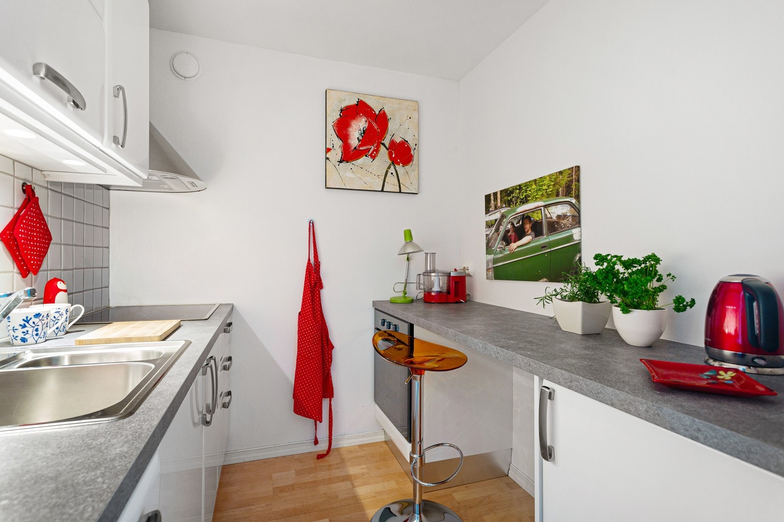 Keramisk koketopp, stekeovn, kjøleskap og oppvaskmaskin er integrert i innredningen Galleribilde