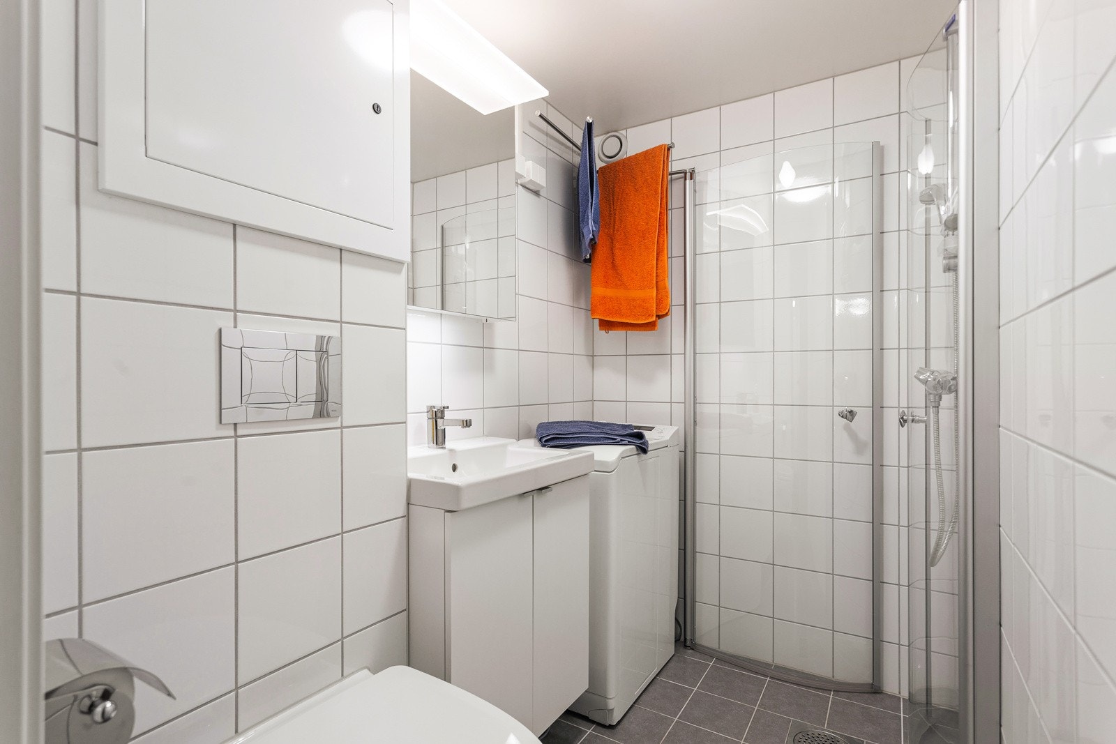 Leilighetens bad er flislagt med varmekabler i gulv. Kablene ble lagt i forbindelse med våtromsrenoveringen utført i 2018 Galleribilde