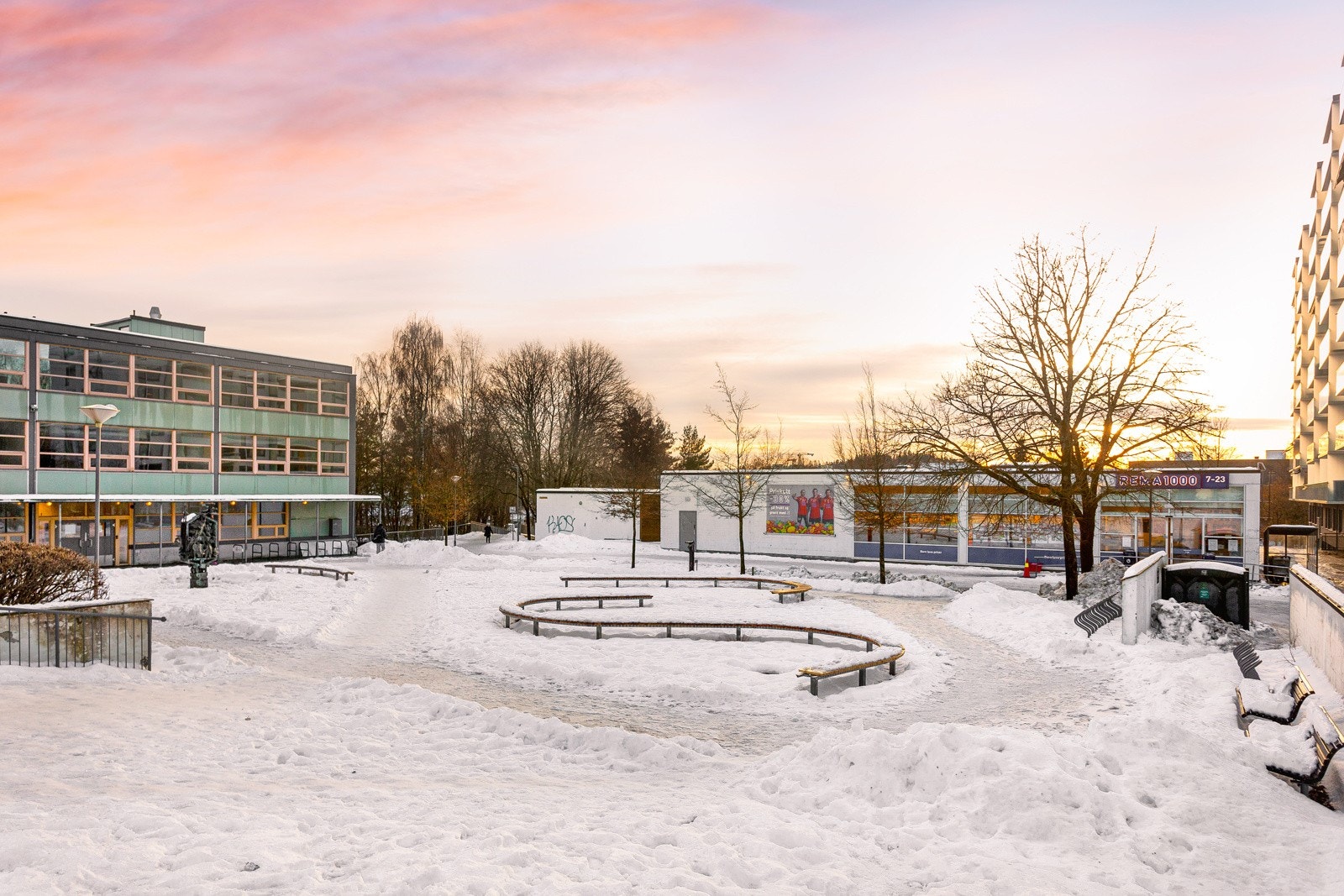 Du har Rema 1000, Hovseter frukt og grønt og Hovseter Pizza &grillhouse rett utenfor Galleribilde