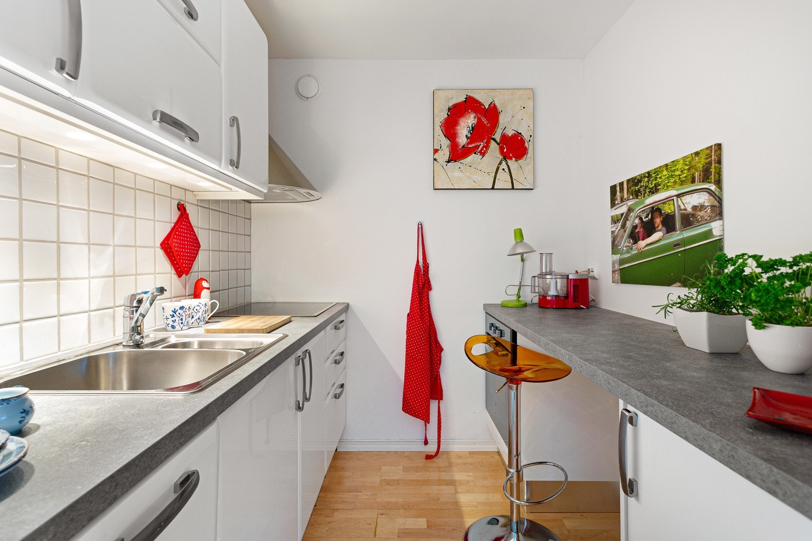 Kjøkkenet er montert i regi av dagens eier i 2010 og er plassert i en egen alkove Galleribilde