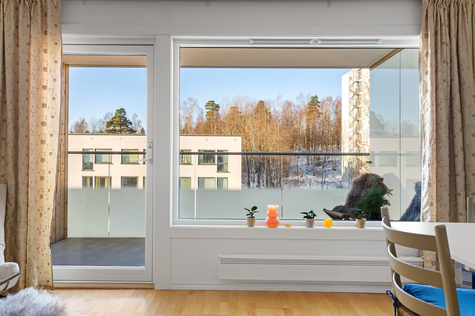 Fra sofaen ser du ut på en liten skog mellom blokkene og fra stuen er det adkomst til en solrik vestvendt balkong på ca. 7,5 kvm Galleribilde