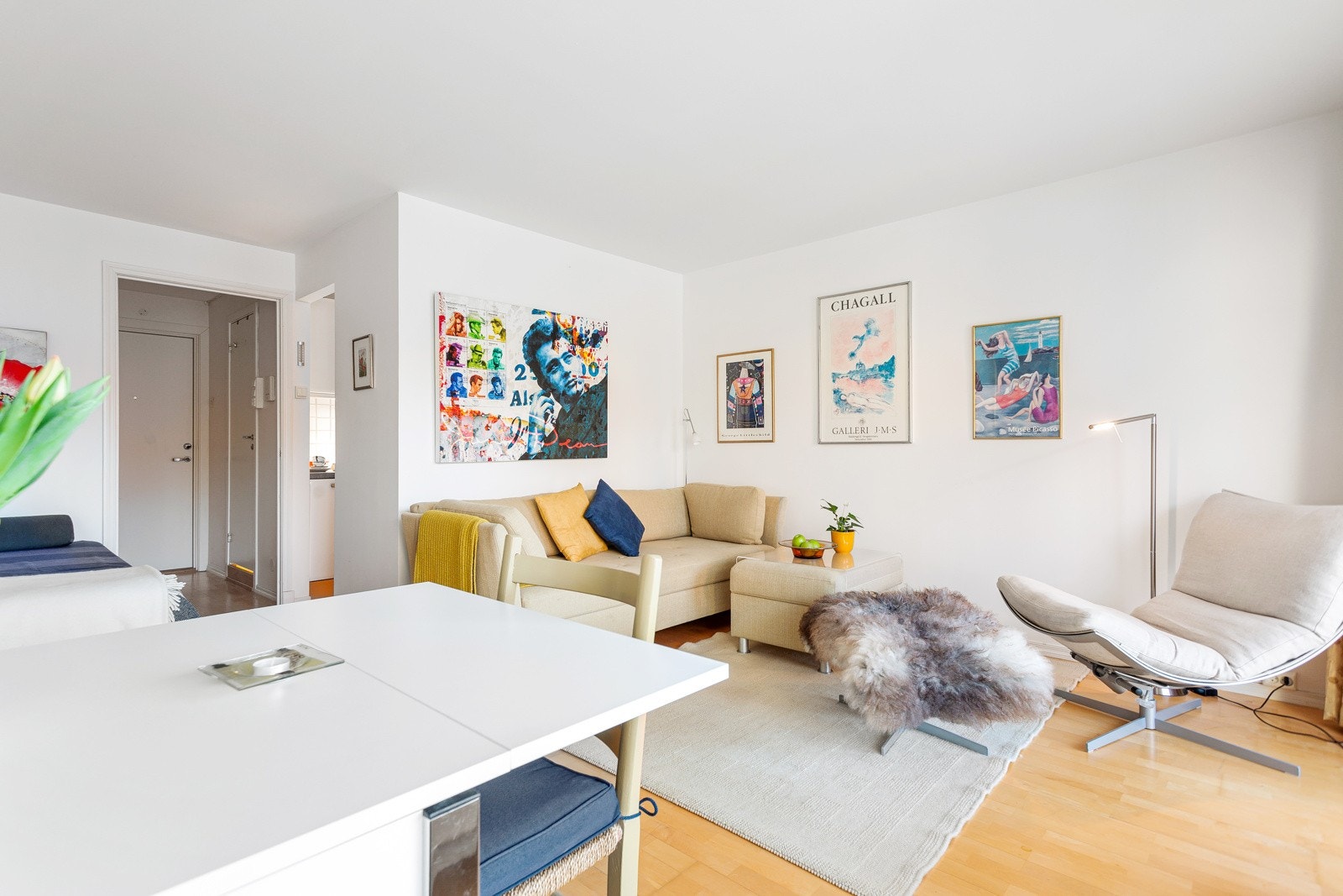 Stuen har fine soner hvor du kan ha sofagruppe og spisebord i en del og seng i bakkant av stuen Galleribilde