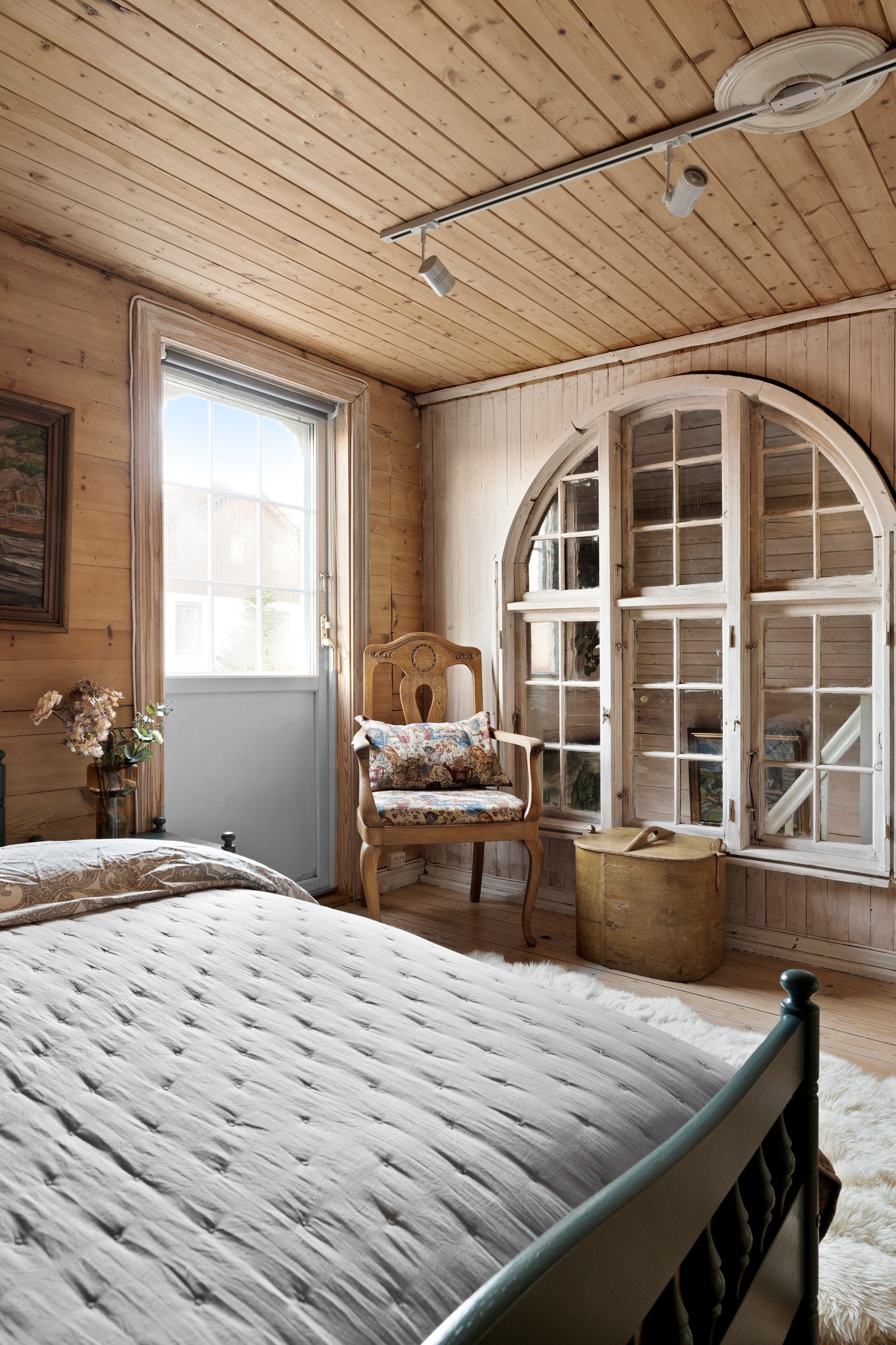 Soverommene har naturlig panel på veggene, originale tregulv og panel i skråhimlingen. Store vindusflater sørger for naturlig lysinnslipp, og fra hovedsoverommet er det utgang til en luftebalkong på ca. 2 kvm. Galleribilde