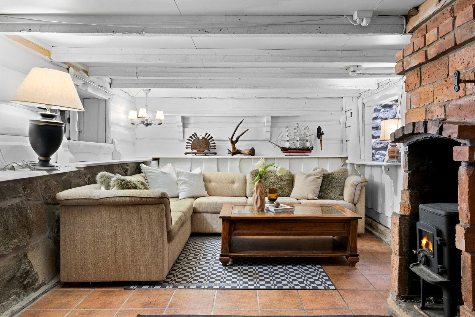 Det er fin plass til sofagruppe og tv-møblement, og rommet har en god vedovn i støpejern for ekstra varme og hygge. Galleribilde