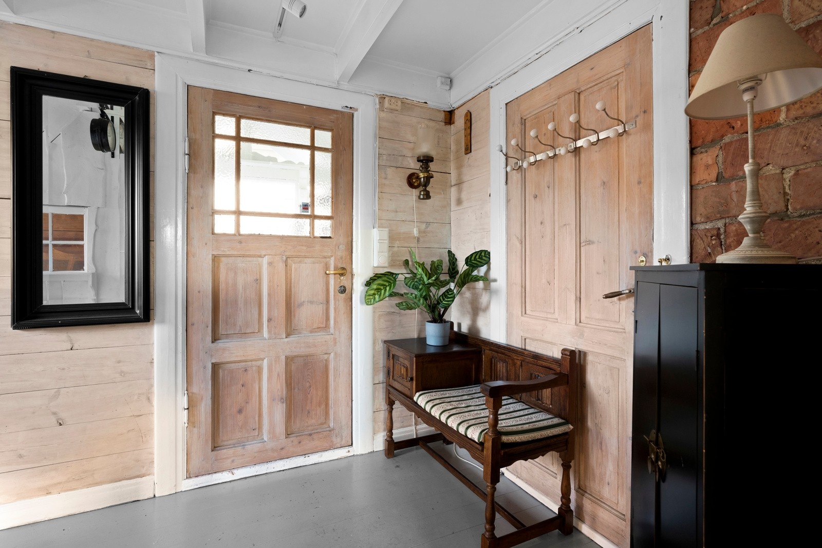 Vel inne i boligen er det en fin entré med vakre detaljer som gjenspeiler det originale huset. Galleribilde