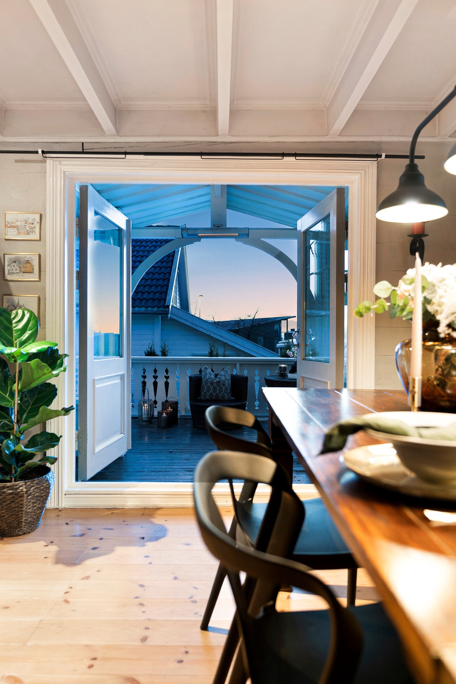 Fra stuen er det adkomst til en sydvestvendt terrasse på ca. 58 kvm. Galleribilde