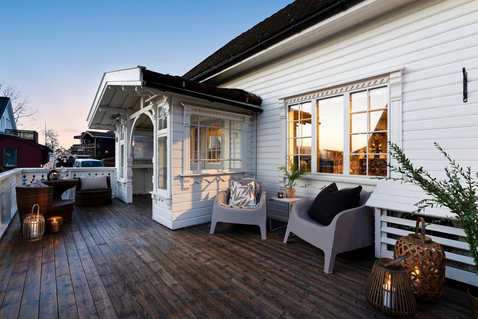 Her er det utmerket plass til det man måtte ønske av utemøblement, og et lite overbygg med terrassevarmer sørger for brukstid selv i litt ruskevær. Galleribilde
