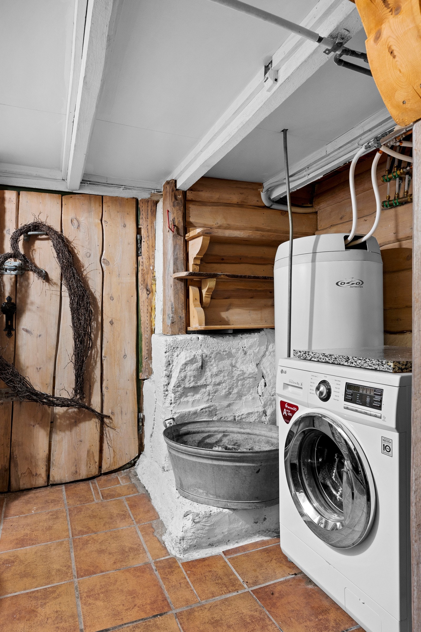 Videre er rommet utstyrt med opplegg for vaskemaskin. Galleribilde