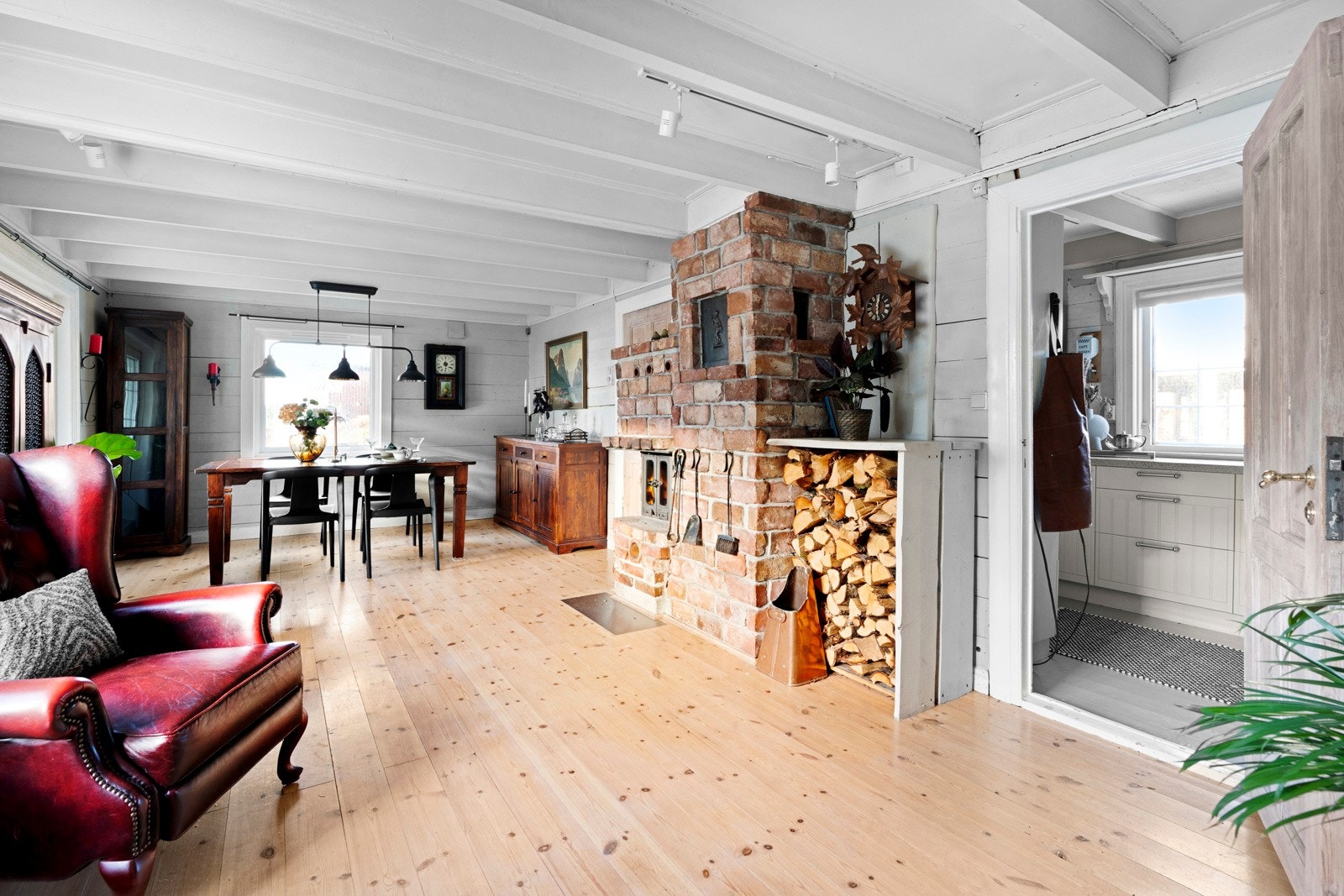 Stuen oppleves som romslig, lys og innbydende, og de gode gulvflatene byr på fin plass til både lenestoler, bokhyller og en stor spisestue. Galleribilde